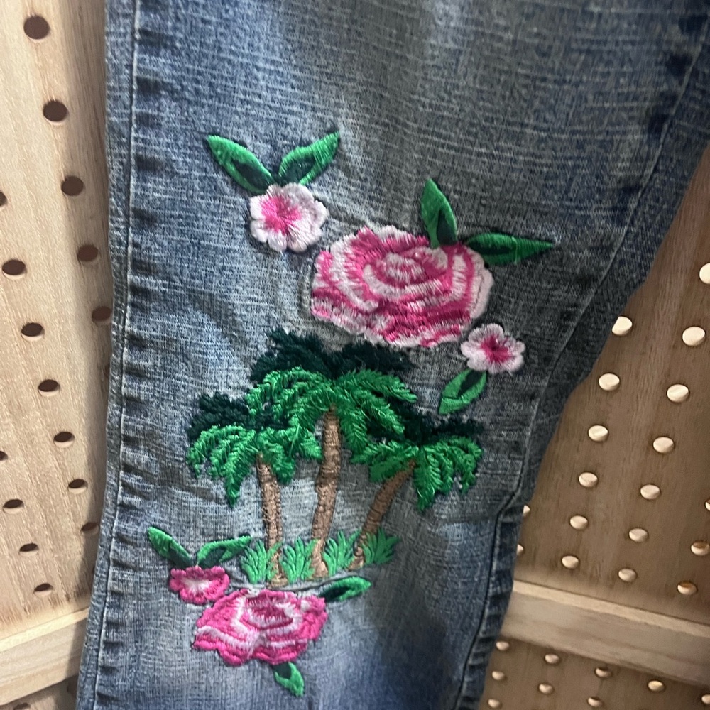 Venus USA brand vintage jeans with flower embroidery detail. Wide leg, gorgeous.